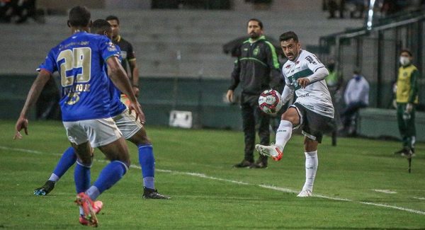 El Cruzeiro de Raúl Cáceres corta la racha del Coritiba de Gustavo Morínigo
