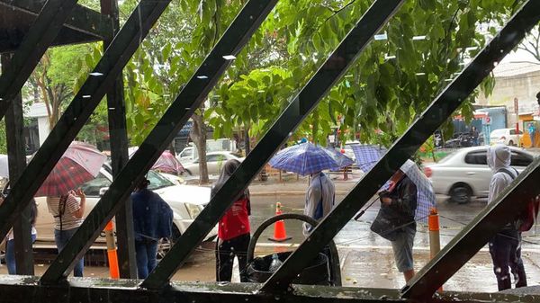 Ciudadanos forman filas bajo la lluvia para retirar cédulas - Nacionales - ABC Color