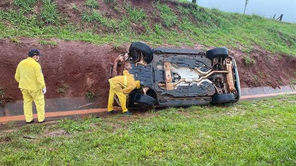 TRP: VEHÍCULO TERMINÓ VOLCANDO AL COSTADO DE LA RUTA