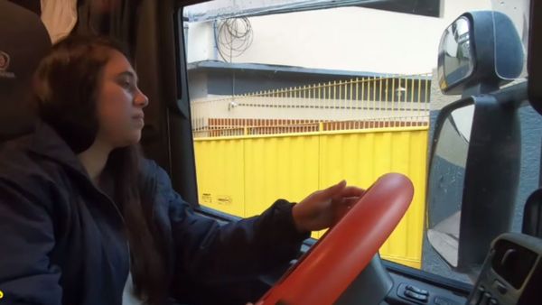 Fernanda, la camionera valé que recorre todo el país en una Scania