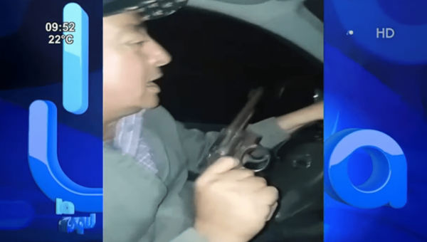 Apoderado liberal se graba realizando amenaza con arma de fuego | Noticias Paraguay