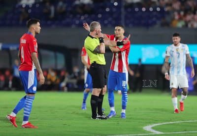 Eduardo Berizzo opina sobre el penal no sancionado a favor la Albirroja