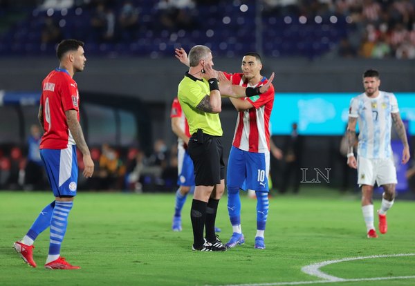 Eduardo Berizzo opina sobre el penal no sancionado a favor la Albirroja