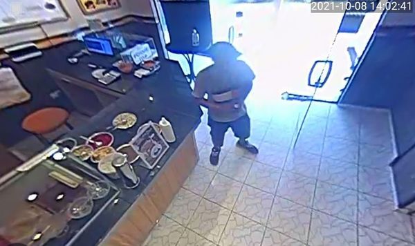 Solitario delincuente roba G. 2.500.000 y un celular de una pizzería - La Clave