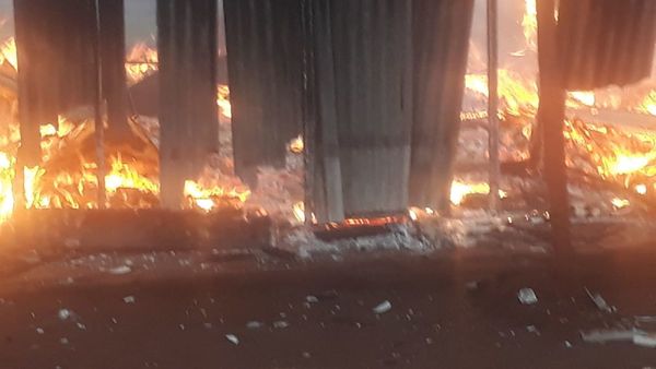 Vivienda precaria es consumida completamente por el fuego