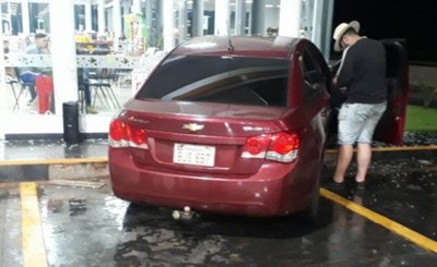 Automovilista embistió contra el blindex de una gasolinera