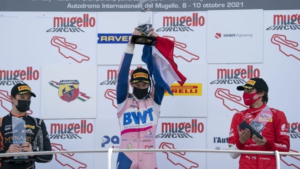 Joshua Duerksen hace historia en la F4 italiana
