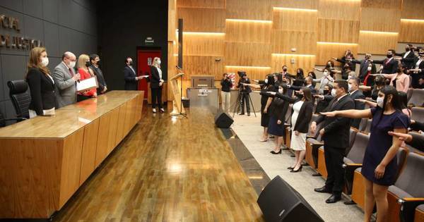La Nación / Presidente de la Corte tomó juramento a 55 abogados en Alto Paraná
