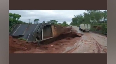 Diario HOY | Puente auxiliar del Cruce Tacuati a punto de derrumbarse, reportan