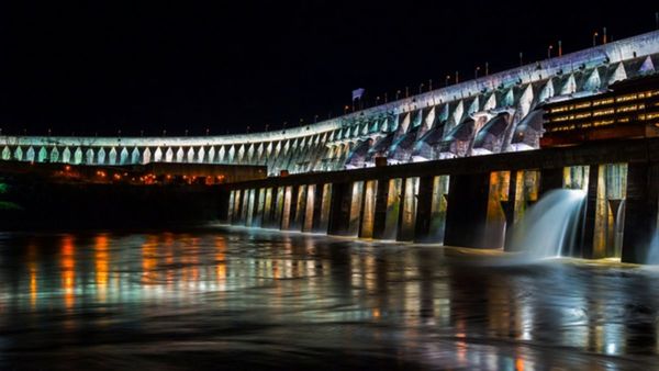 Iluminación de Itaipú vuelve a deleitar al público tras 559 días