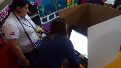 Varias máquinas de votación con inconvenientes