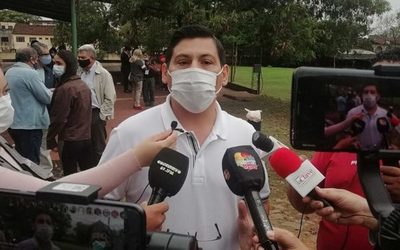 Rojas Borja deposita su voto en el Colegio Primer Intendente - La Clave