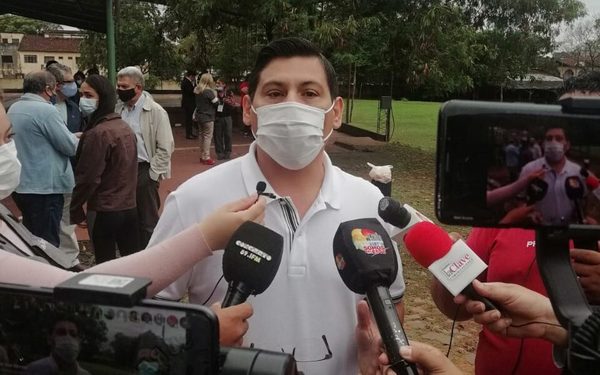 Rojas Borja deposita su voto en el Colegio Primer Intendente - La Clave