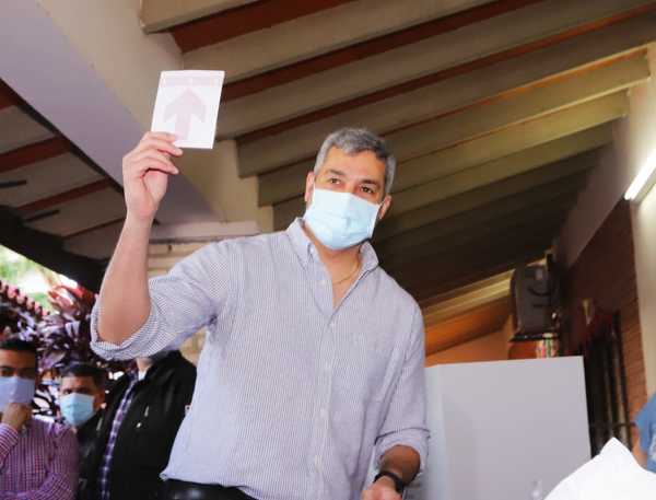 Presidente Abdo, uno de los primeros en emitir su voto, insta a la gente a participar - .::Agencia IP::.
