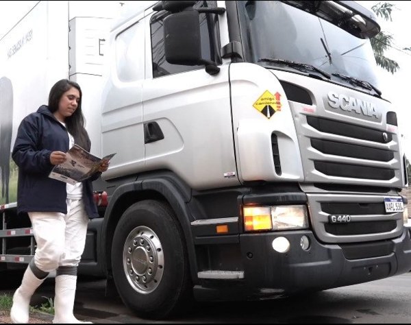 Crónica / La mujer que "conquista" la calle con un Scania