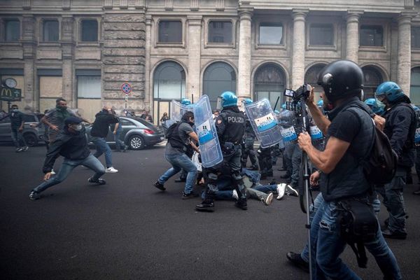 Cuatro heridos en asalto a un hospital romano por neofascistas y antivacunas - Mundo - ABC Color