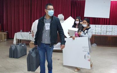 Mucho movimiento pero sin incidentes en el principal local electoral de Ciudad del Este - ABC en el Este - ABC Color