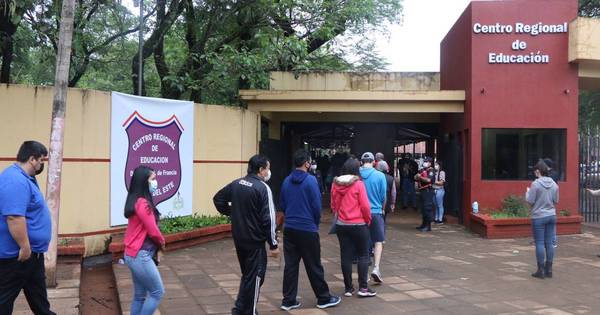 La Nación / Tardía conformación de mesas marca arranque de jornada electoral en el Este