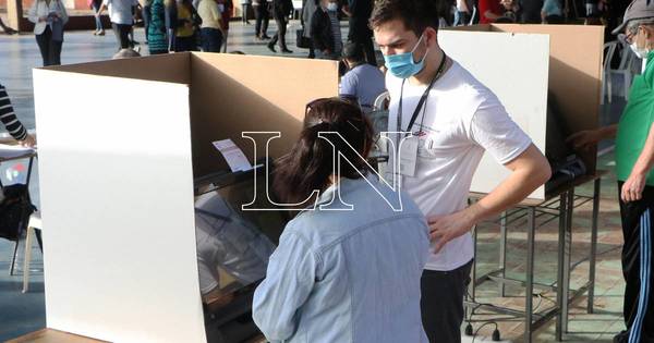 La Nación / Humedad causa fallas técnicas en las máquinas de votación en el Colegio NN.UU