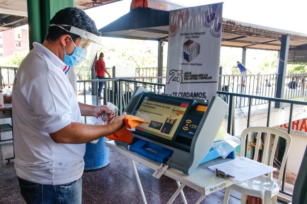 Jornada electoral sigue sin mayores inconvenientes, según comisario | Ñanduti