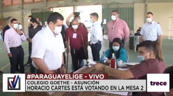 “Hoy es el día del pueblo, ellos eligen”, afirmó Horacio Cartes luego de sufragar