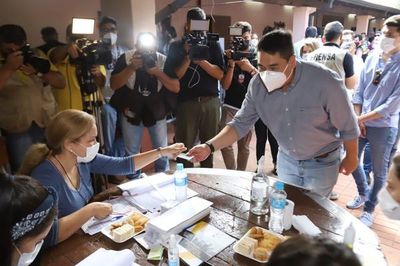 Nakayama votó y dijo que compras dudosas en la Muni definió a indecisos