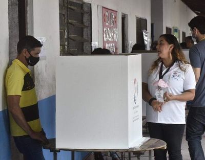 Arrestados por tomar fotos de papeletas en locales de votación - Nacionales - ABC Color