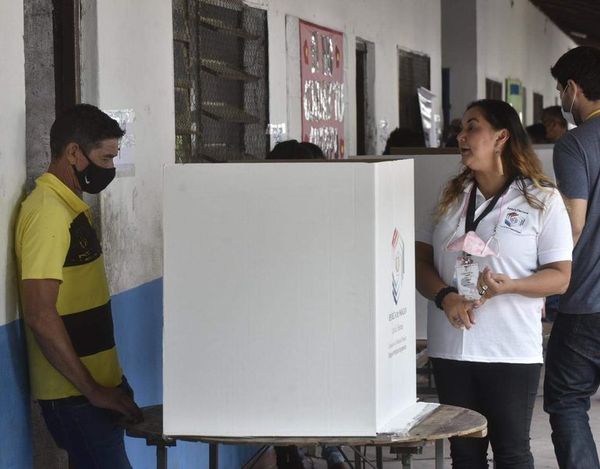 Arrestados por tomar fotos de papeletas en locales de votación - Nacionales - ABC Color