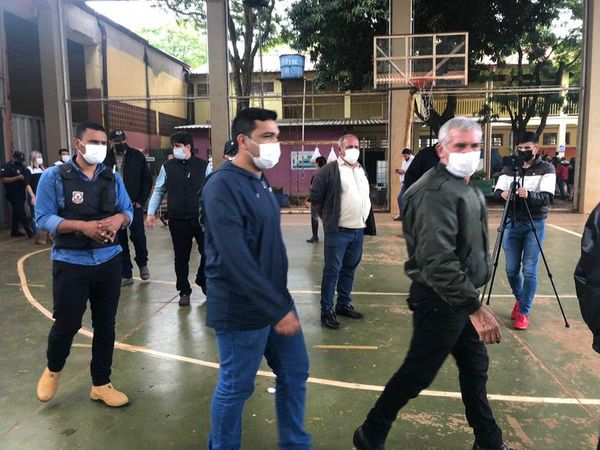 Candidato acudió a votar con fuerte custodia policial en Hernandarias - ABC en el Este - ABC Color