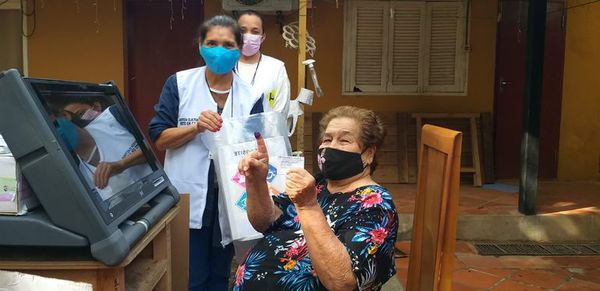 Elecciones municipales: “Voto en casa” se desarrolla exitosamente en Luque - Nacionales - ABC Color