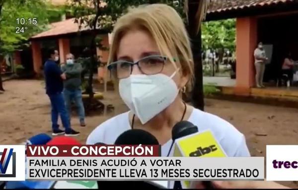 Hijas y esposa de Óscar Denis fueron a sufragar