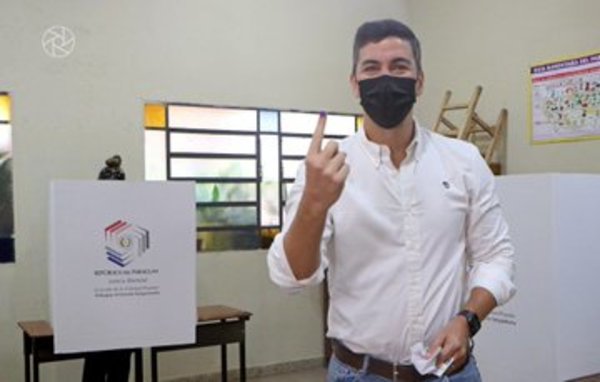 Santiago Peña evaluó nuevo sistema de votación: “es rápido y sencillo” - ADN Digital
