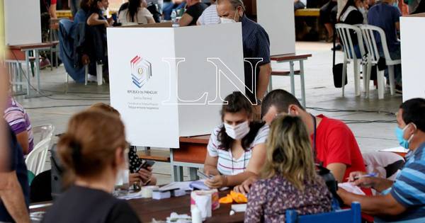 La Nación / Tres detenidos en Luque: dos por tomar foto en cuarto oscuro y uno por propaganda electoral