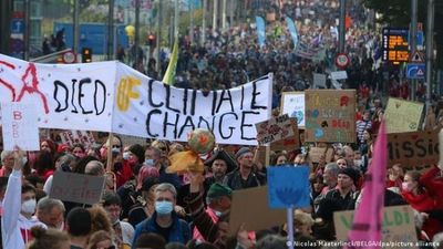 Decenas de miles de personas se manifiestan en Bruselas por el clima