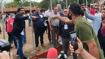 Incidentes en CDE: Paraguayo Cubas golpea y roba quepis del fiscal electoral - ABC en el Este - ABC Color