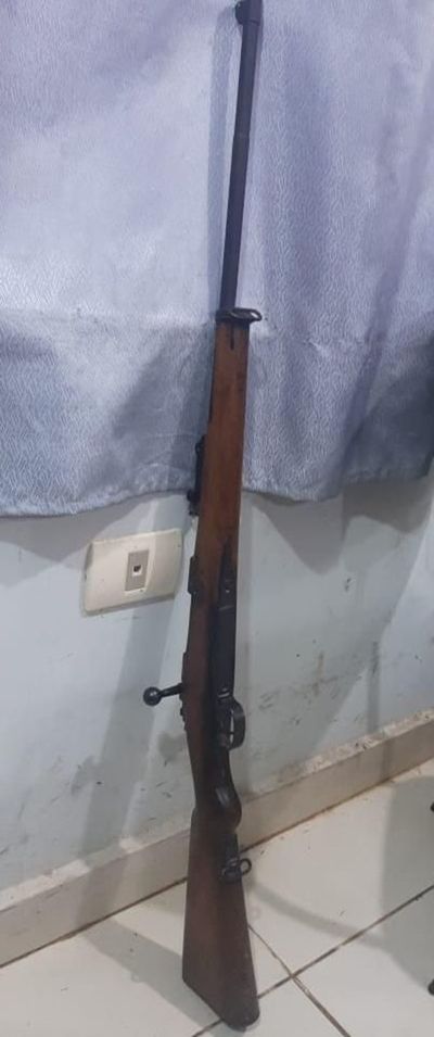 Caen cuatro hombres con un fusil con escudo del Estado paraguayo - Nacionales - ABC Color