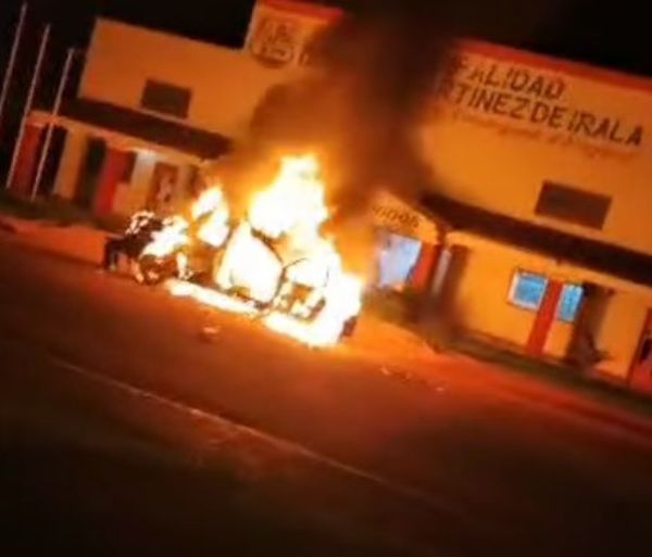 Queman camioneta de intendente electo en Domingo Martínez de Irala - ABC en el Este - ABC Color