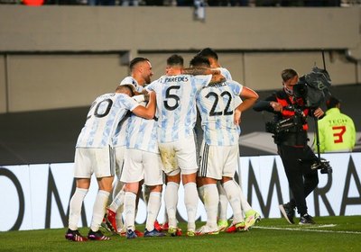 Argentina se divierte en Buenos Aires y golea a Uruguay