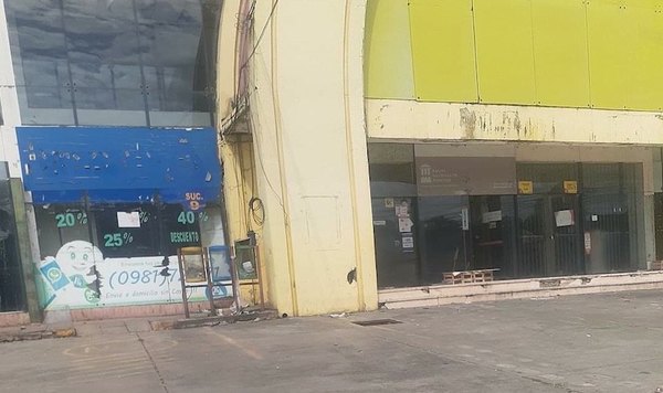 Crónica / UN AGUANTADERO. Edificio abandonado, ¿convertido en motel?
