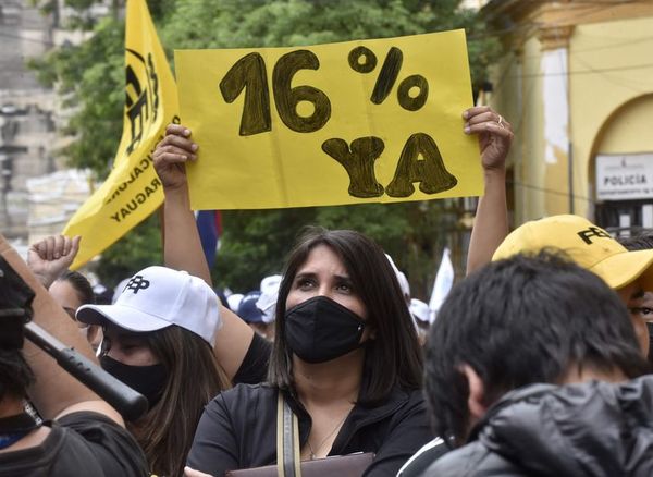 Docentes siguen hoy con la huelga por el 16% de reajuste salarial - Nacionales - ABC Color