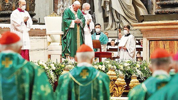 Papa propone al Sínodo una Iglesia apegada a la realidad