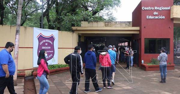 La Nación / Tardía conformación de mesas marcó arranque de elecciones