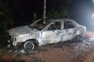 Un vehículo queda completamente quemado tras pelea entre hermanos - Nacionales - ABC Color