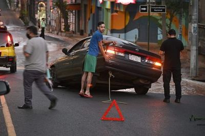 Vehículo cae en un enorme y peligroso agujero en el microcentro de Asunción - Nacionales - ABC Color
