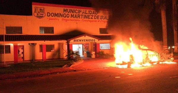 La Nación / Atacan sede del TSJE y queman vehículo de intendente electo en Alto Paraná