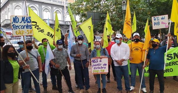 Docentes seguirán con paro y anuncian huelga de hambre