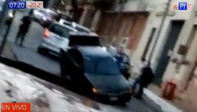 Megabache casi se traga a un auto en el microcentro | Noticias Paraguay