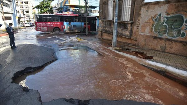 Caño roto de Essap provoca "cráter" en el microcentro de Asunción