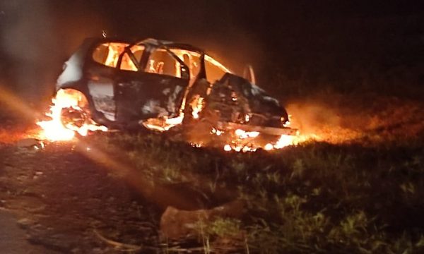 Vehículo se incendia en Santa Rita