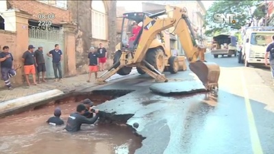 Cráter generado por pérdida de agua se tragó un auto - SNT